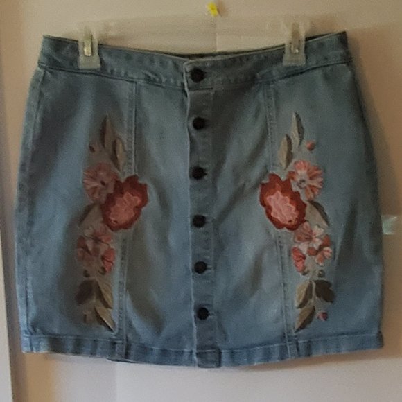 Guess Women's Blue Denim Mini Skirt Embroidered Floral Applique Button Up Size L - Picture 1 of 13